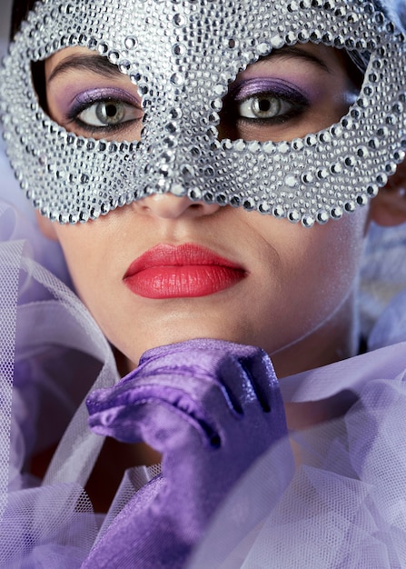 Free photo portrait of mysterious woman with carnival mask