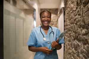 Free photo portrait of nurse in scrubs at the clinic