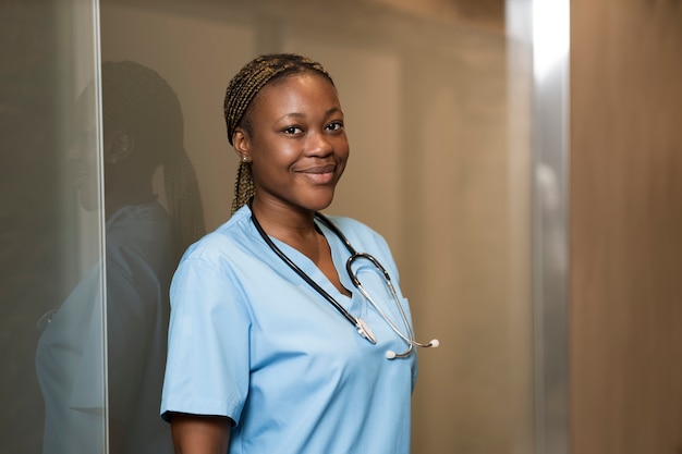 Free photo portrait of nurse in scrubs at the clinic