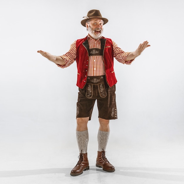 Free photo portrait of oktoberfest man, wearing the traditional bavarian clothes