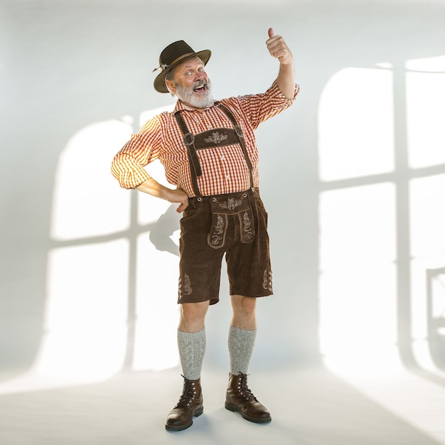 Free photo portrait of oktoberfest man, wearing the traditional bavarian clothes