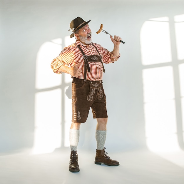 Free photo portrait of oktoberfest man, wearing the traditional bavarian clothes