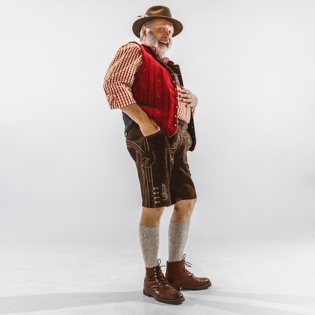 Free photo portrait of oktoberfest senior man in hat, wearing the traditional bavarian clothes