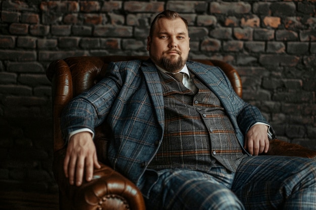 Free photo portrait of plus-size man working as a social media influencer