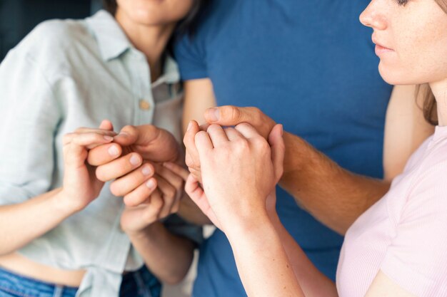 Free photo portrait of polyamorous couple at home showing affection