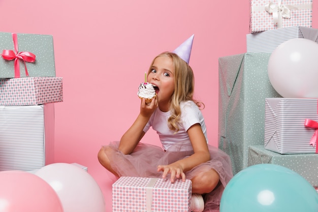 Free photo portrait of a pretty little girl in a birthday hat