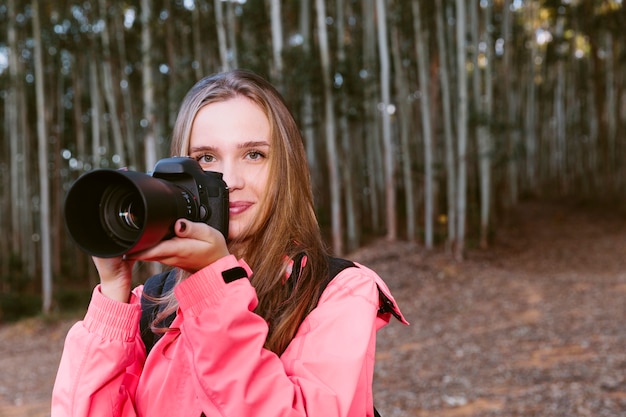 Free Photo portrait of a pretty woman holding camera