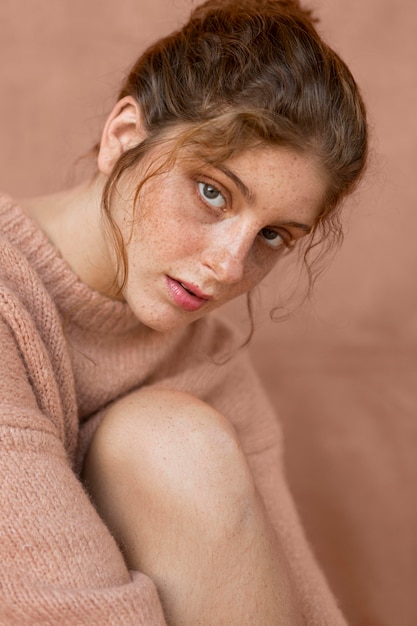 Free photo portrait of pretty woman with pink sweater