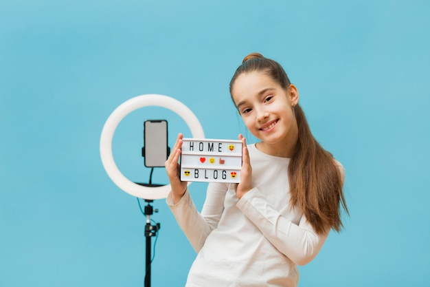 Free photo portrait of pretty young girl smiling