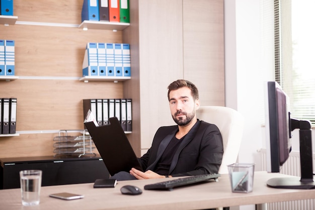 Free photo portrait of professional businessman working in his office. businessperson in professional environment