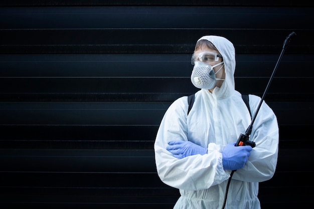 Free photo portrait of professional exterminator holding sprayer with chemicals for pest control