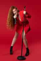 Free photo portrait of redhaired singing woman with micorphone