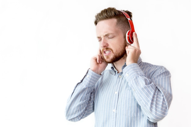 Free photo portrait of relaxed or irritated man in headphones