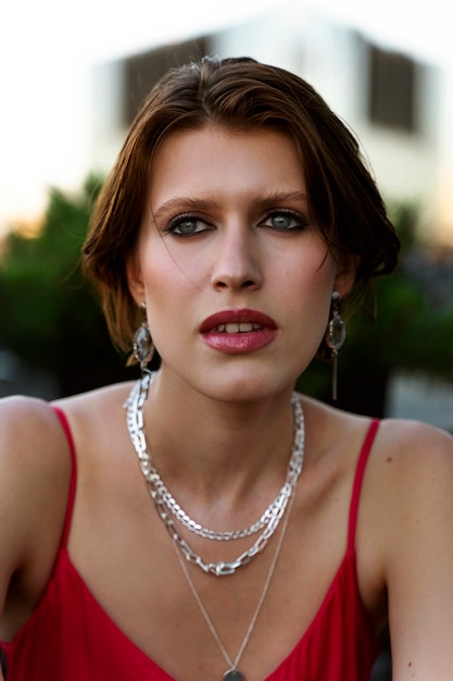 Free photo portrait of rich woman with luxurious jewelry