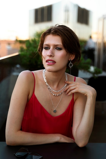 Free photo portrait of rich woman with luxurious jewelry