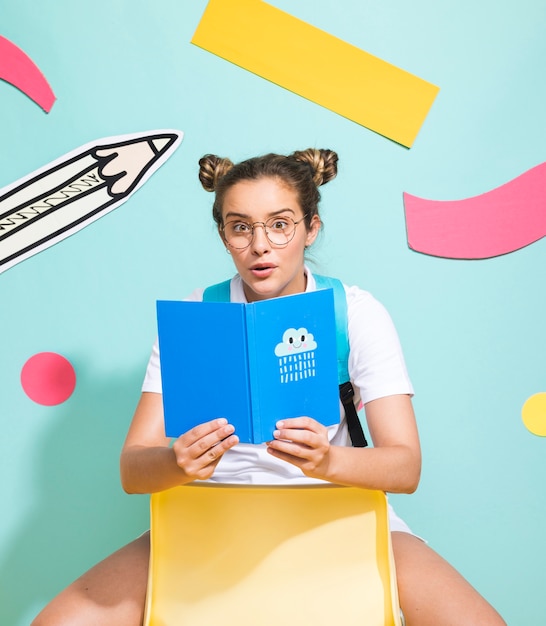 Free photo portrait of schoolgirl on a memphis background