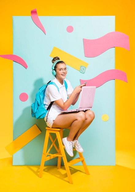 Free photo portrait of schoolgirl on a memphis background