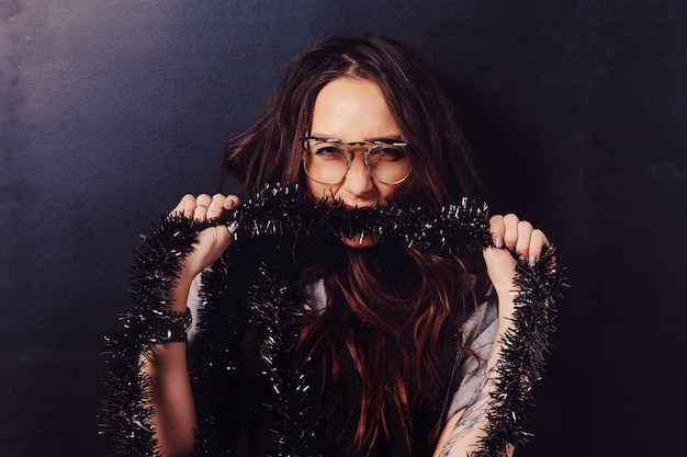 Free photo portrait of seductive hipster woman wearing glasses