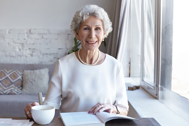 Free photo a portrait of senior businesswoman