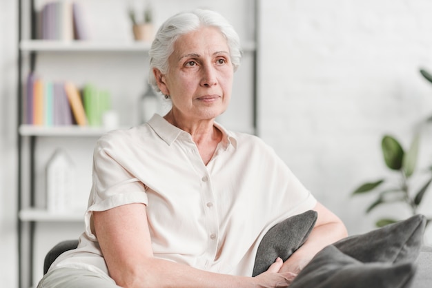 Free photo portrait of a senior woman