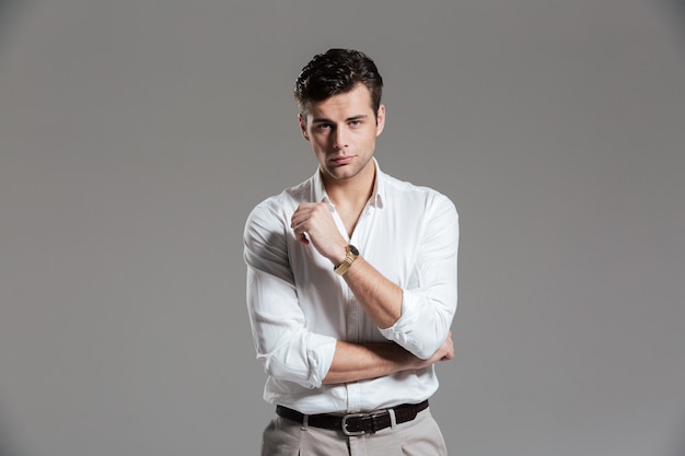 Free photo portrait of a serious concentrated man in white shirt