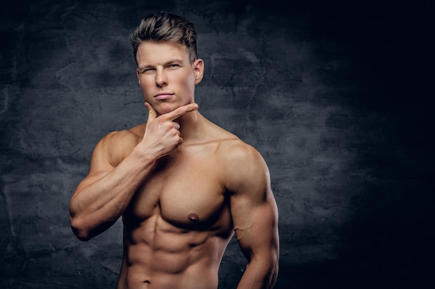 Free photo portrait of shirtless strong muscular guy on grey background.