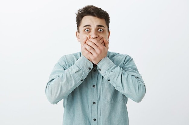 Free photo portrait of shocked scared young guy in casual clothes