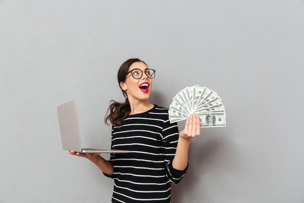 Free Photo portrait of a shocked woman in eyeglasses