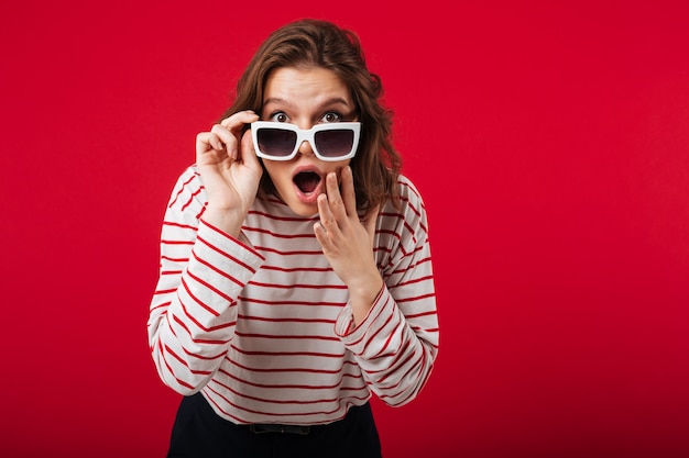 Free photo portrait of a shocked woman in sunglasses