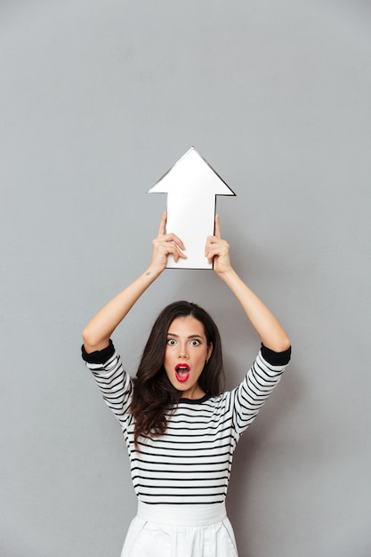 Free photo portrait of a shocked woman