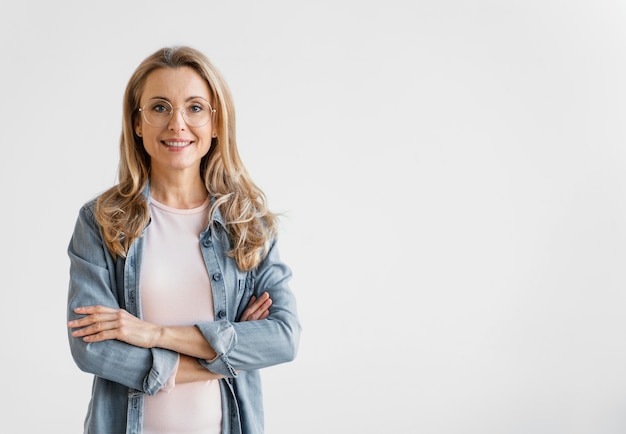 Free photo portrait of smiley business woman with copy space