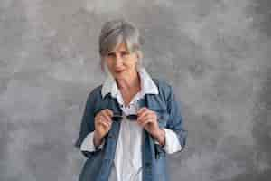 Free photo portrait of smiley senior woman with sunglasses