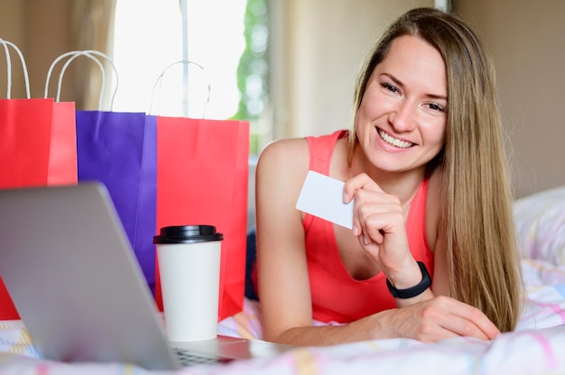 Free photo portrait of smiley woman posing with shopping bags