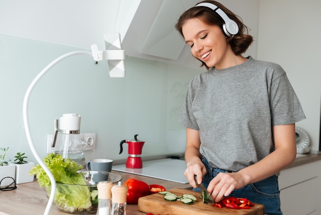 Free photo portrait of a smiling attractive woman listening to music