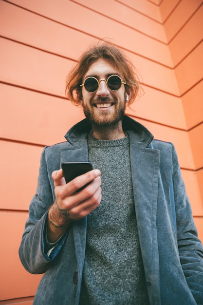 Free photo portrait of a smiling bearded man in coat