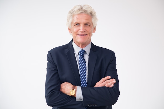 Free photo portrait of smiling caucasian senior businessman