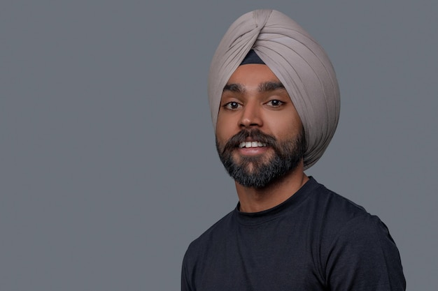 Free photo portrait of a smiling cute middle-aged guy posing for the camera against the gray background