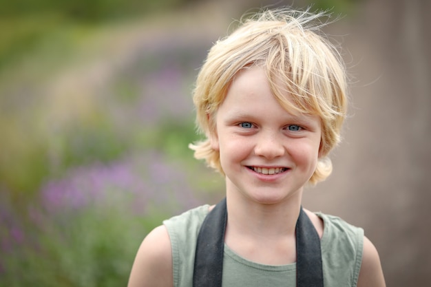 Free photo portrait of a smiling little caucasian blond boy