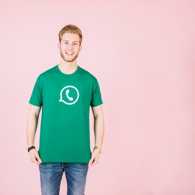 Free photo portrait of a smiling man in green whatsapp t-shirt