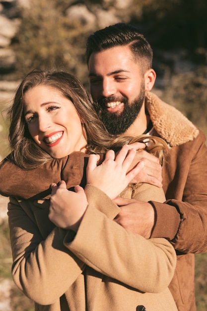 Free photo portrait of smiling man and woman hugging