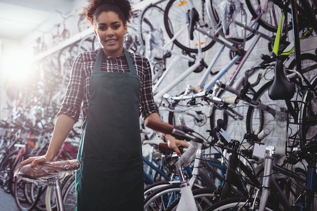 Free photo portrait of smiling mechanic