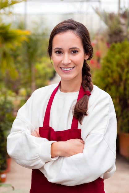 Free photo portrait of smiling woman in gardening clothes