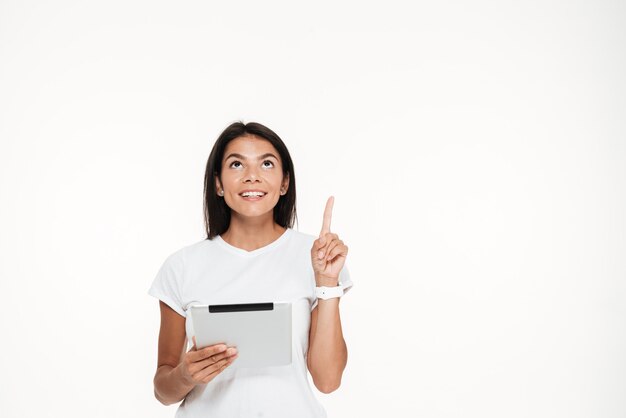 Portrait of a smiling young woman holding tablet computer