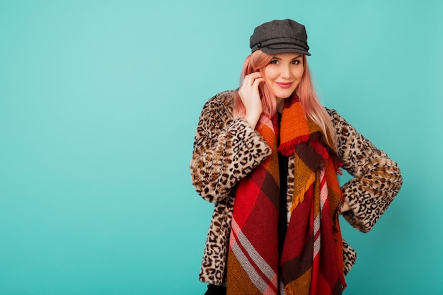 Free photo portrait of stunning woman with pink hair in stylish winter fluffy coat with leopard print