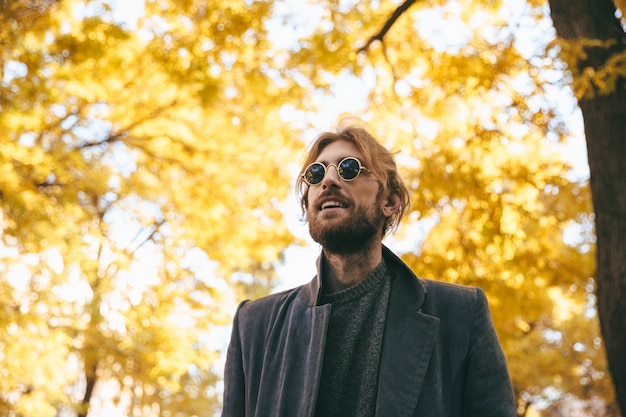 Free photo portrait of a stylish bearded man in sunglasses