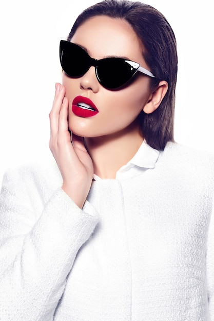 Free photo portrait of stylish beautiful young woman with sunglasses