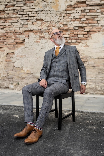 Free photo portrait of stylish senior man sitting