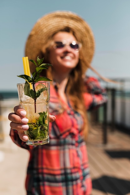 Free photo portrait of stylish woman holding cocktail