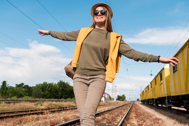 Free photo portrait of stylish woman with hat and sunglasses