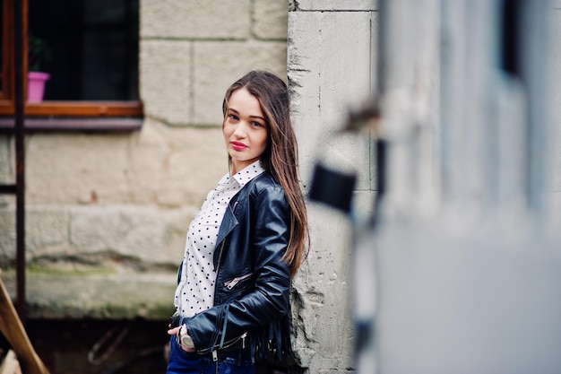 Free photo portrait of stylish young girl wear on leather jacket and ripped jeans at streets of city street fashion model style